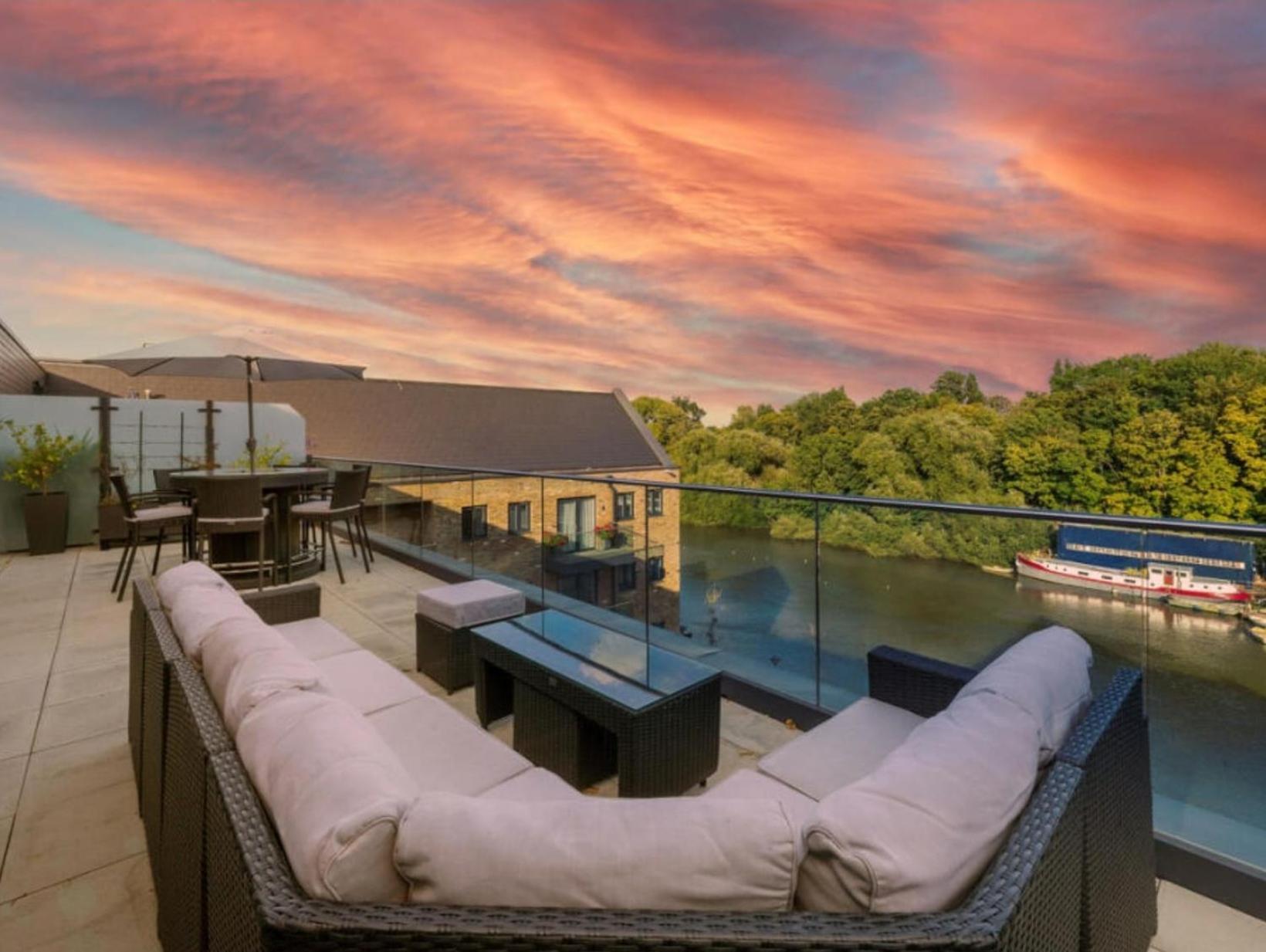 Apartment Serenity By The Water: 3 Bed 3 Bath West - Parking London