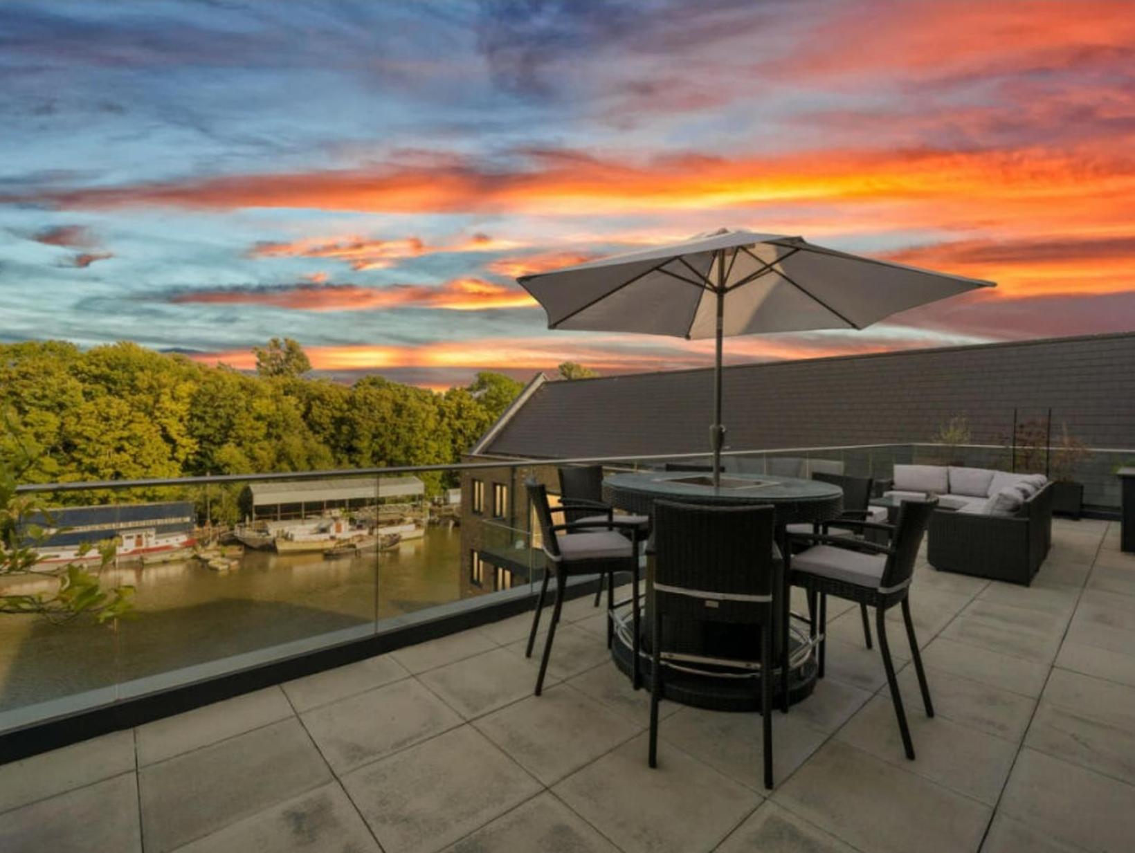 Serenity By The Water: 3 Bed 3 Bath West - Parking Apartment