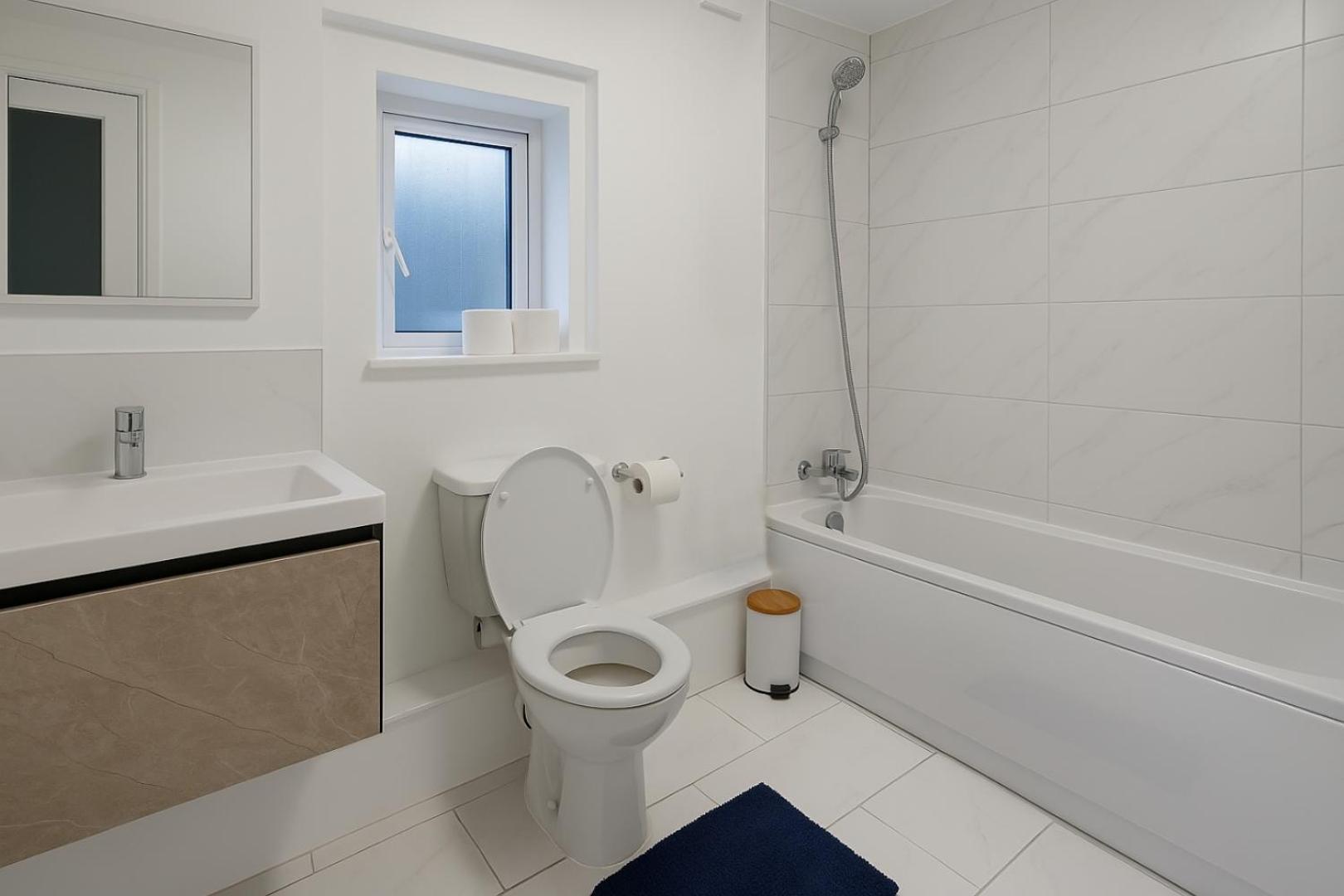 Spacious 4-bed With Secured Parking Near Abba Arena, Stadium, Tube & In Bustling Zone 2 Londen