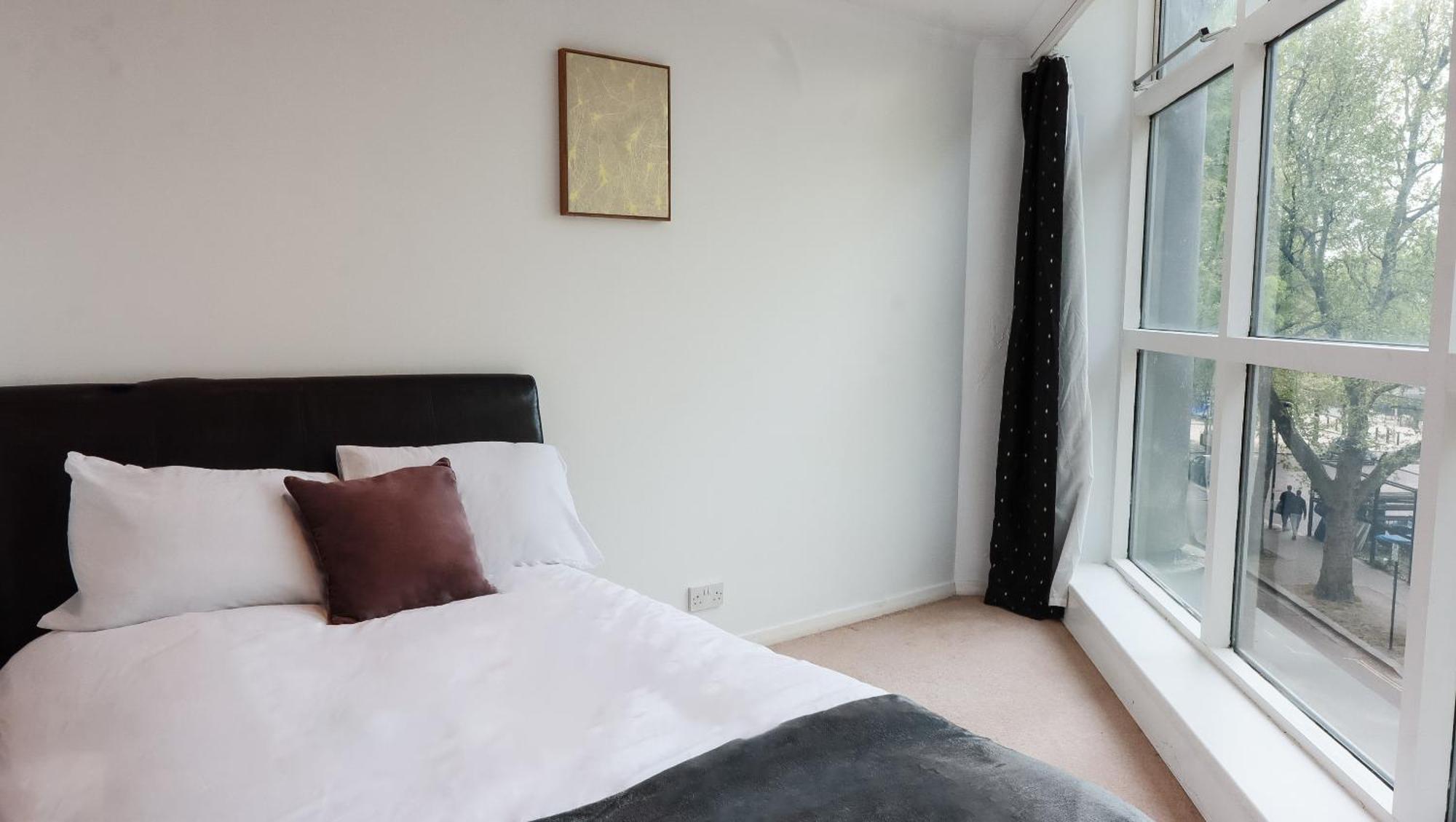 Riverside 3 Bed 2 Bath Apartment- Free Parking Apartment London