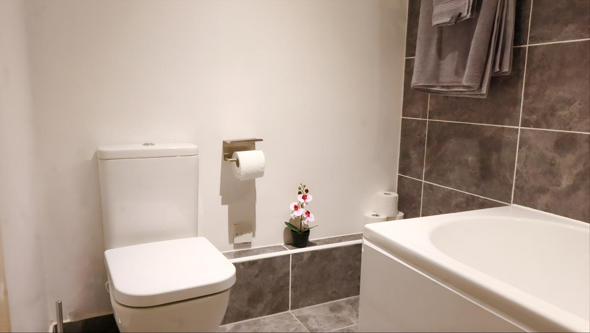 Apartment Riverside 3 Bed 2 Bath Apartment- Free Parking