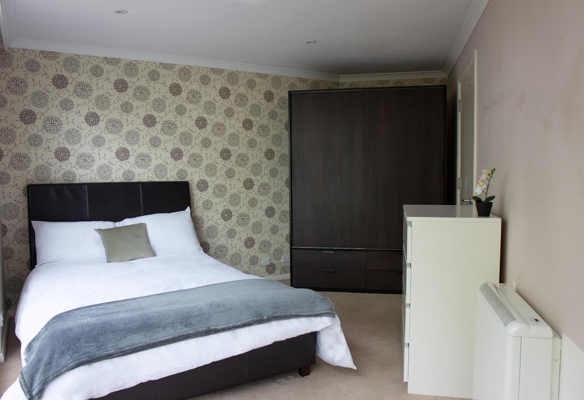 Riverside 3 Bed 2 Bath Apartment- Free Parking Apartment London