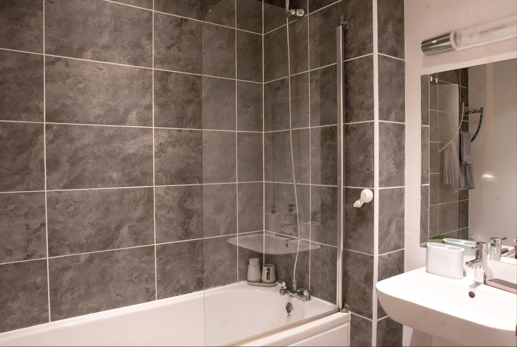 Riverside 3 Bed 2 Bath Apartment- Free Parking London