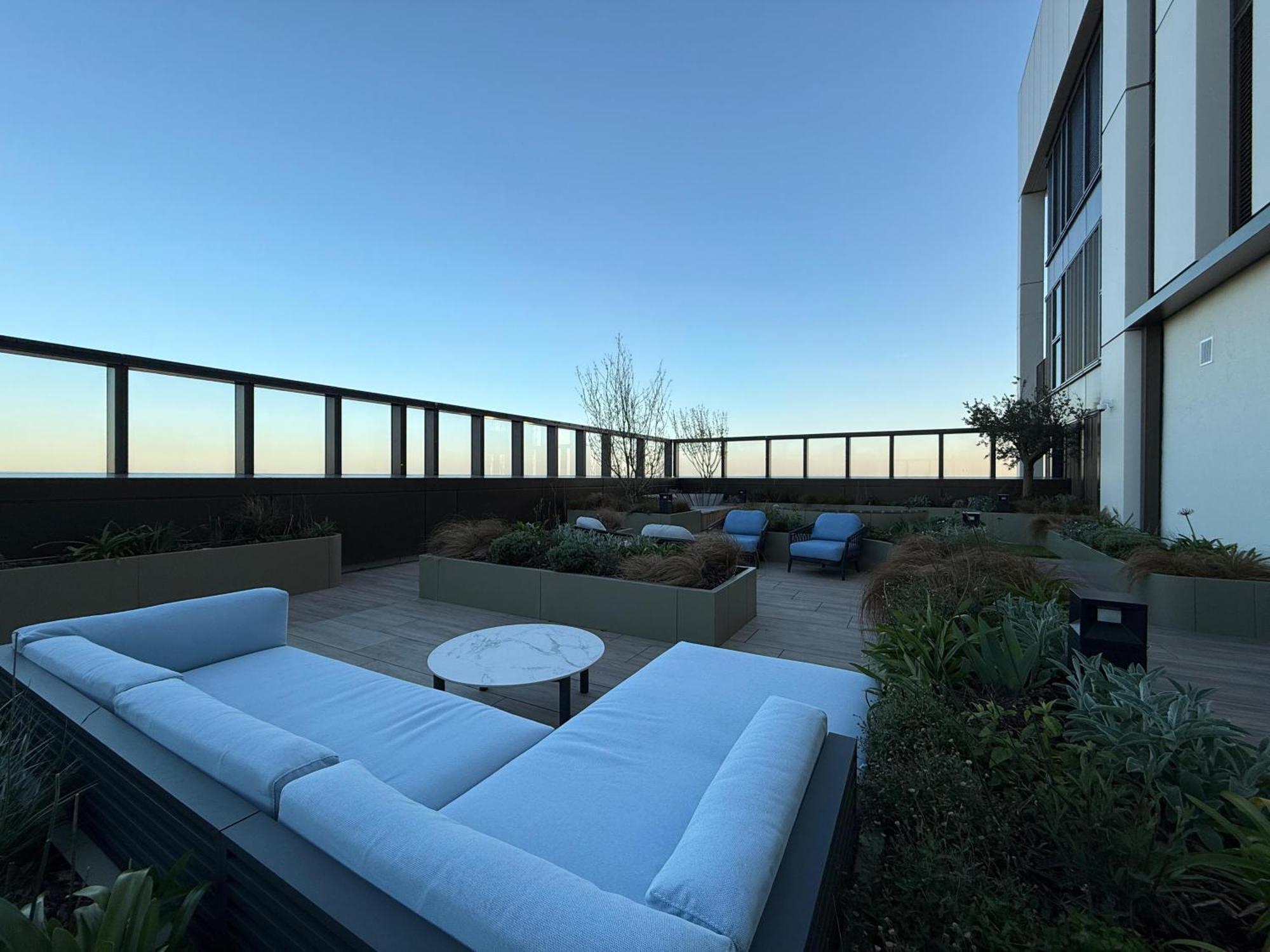 Enjoy Smart Living In Lovely Apartment. *