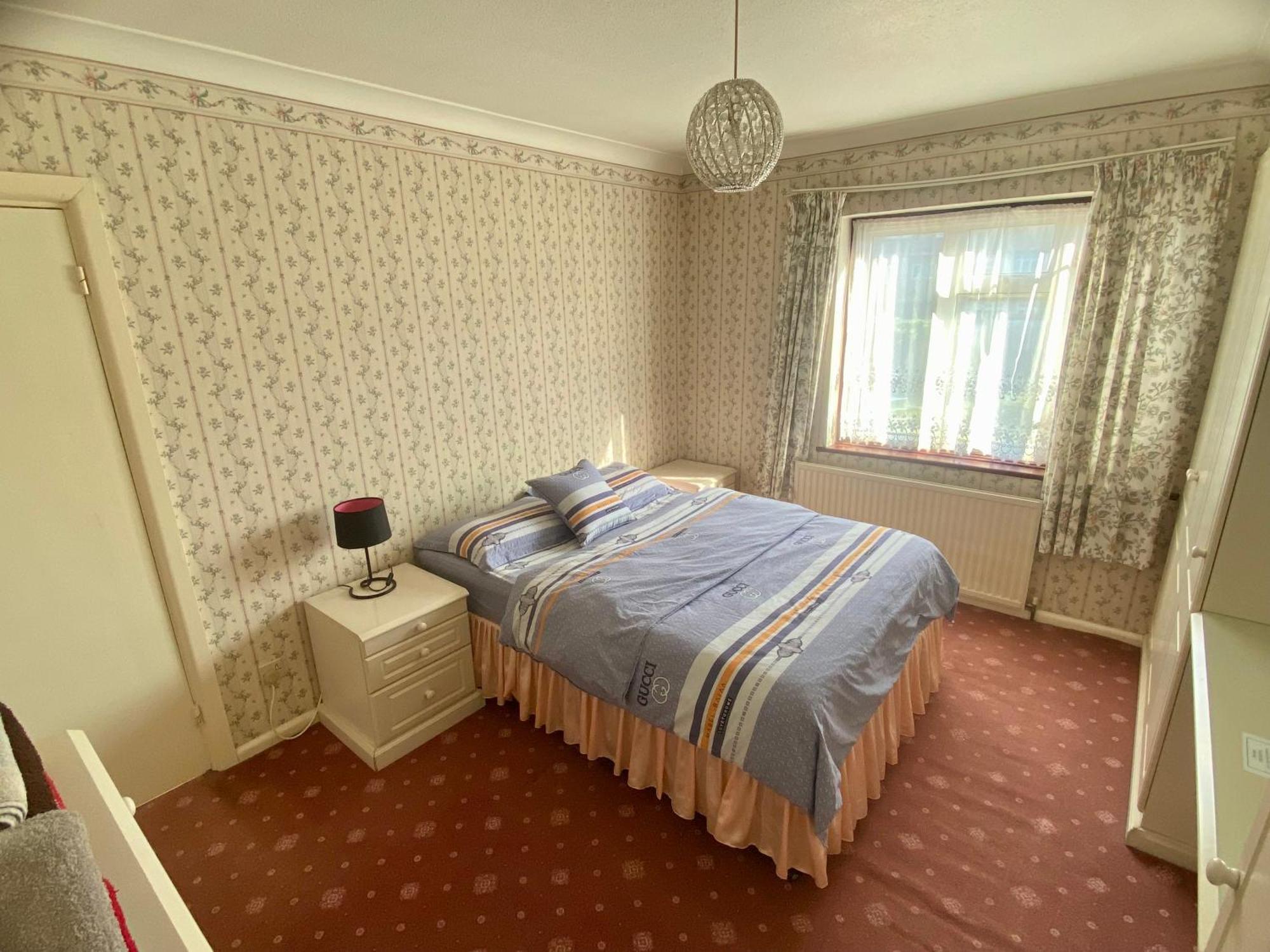 Barking House Sleeps 12 - Parking - Train Tube - Airport Holiday home