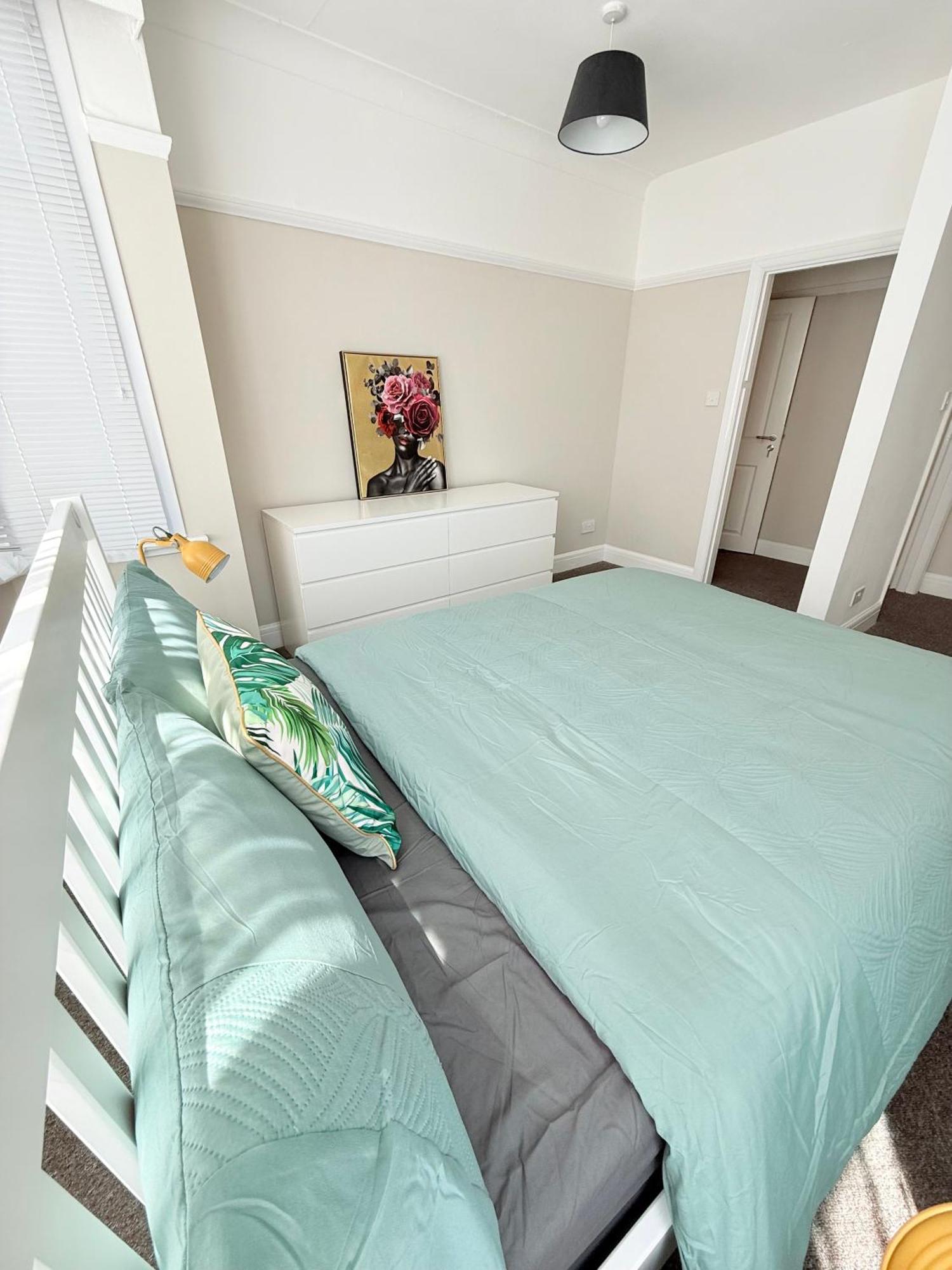 Large 5 Bedroom House Close To Station *