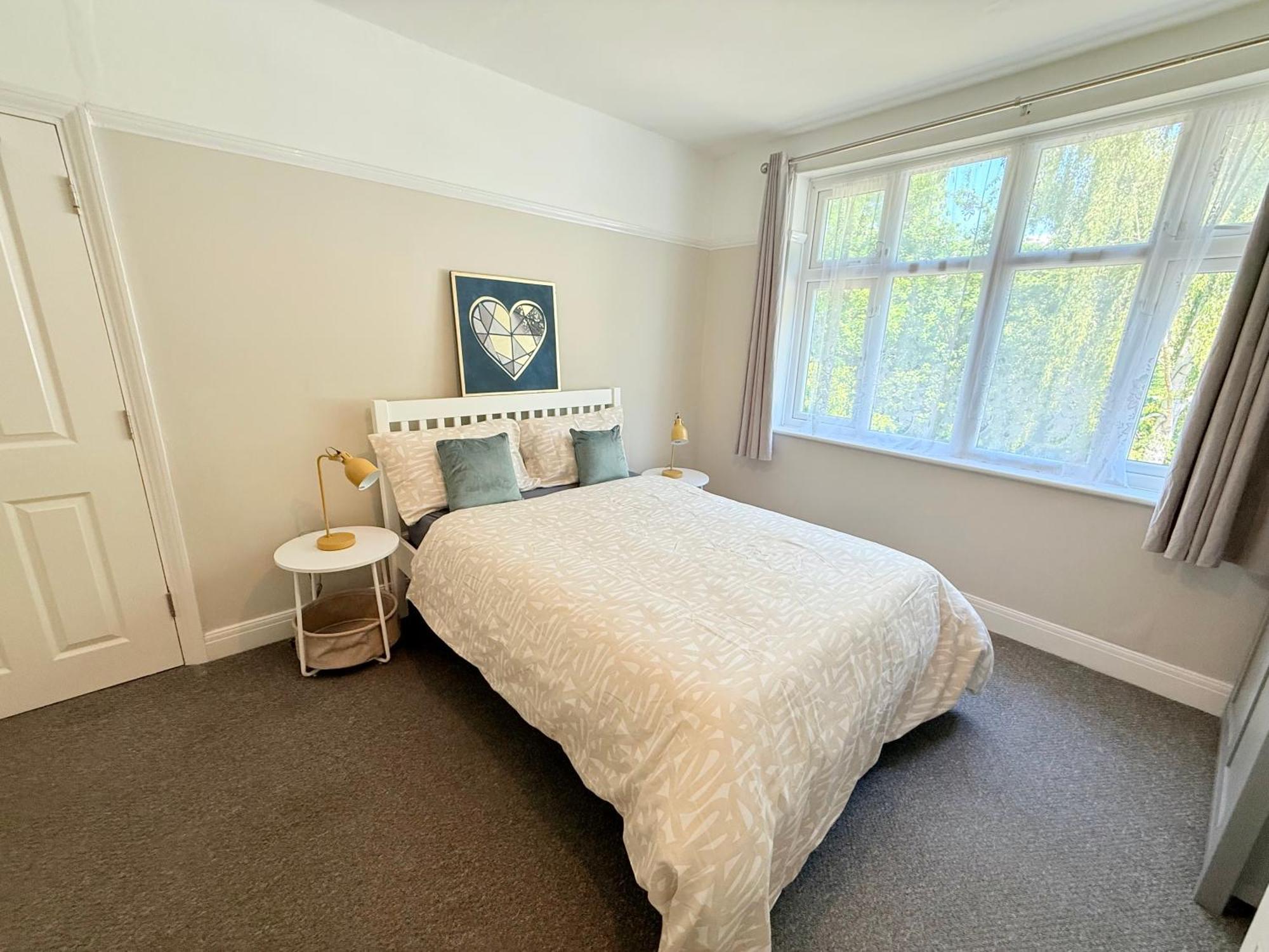 Large 5 Bedroom House Close To Station
