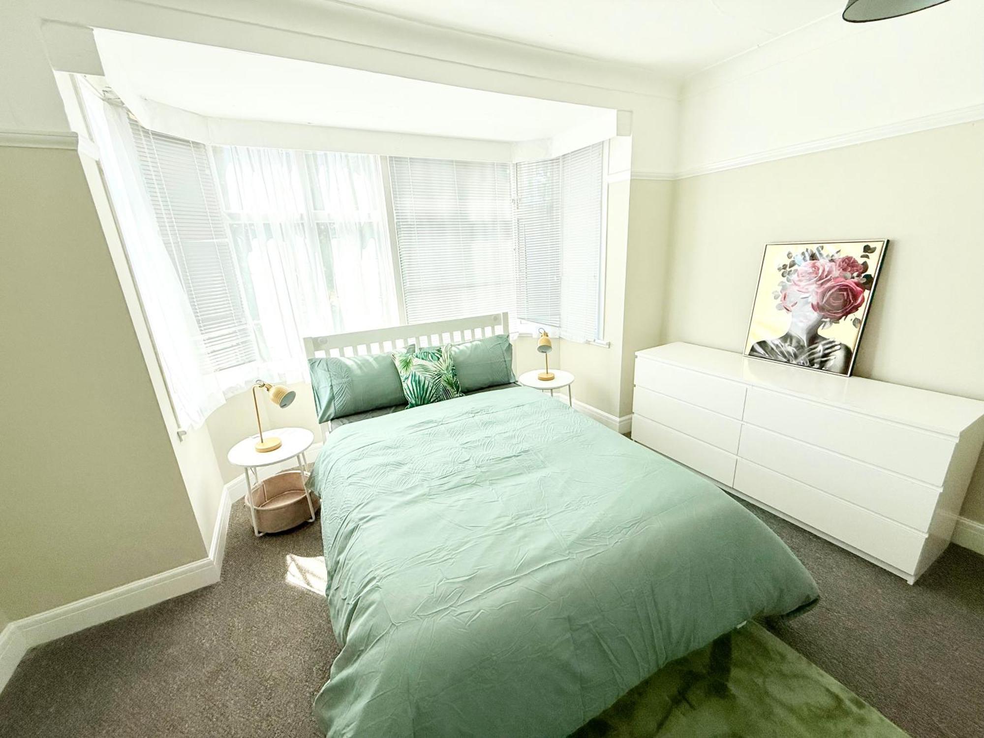 Large 5 Bedroom House Close To Station *