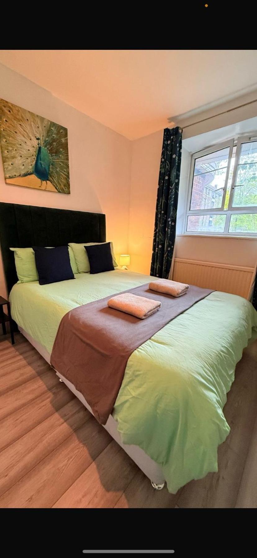 Large 5 Bedroom House Close To Station Apartment London