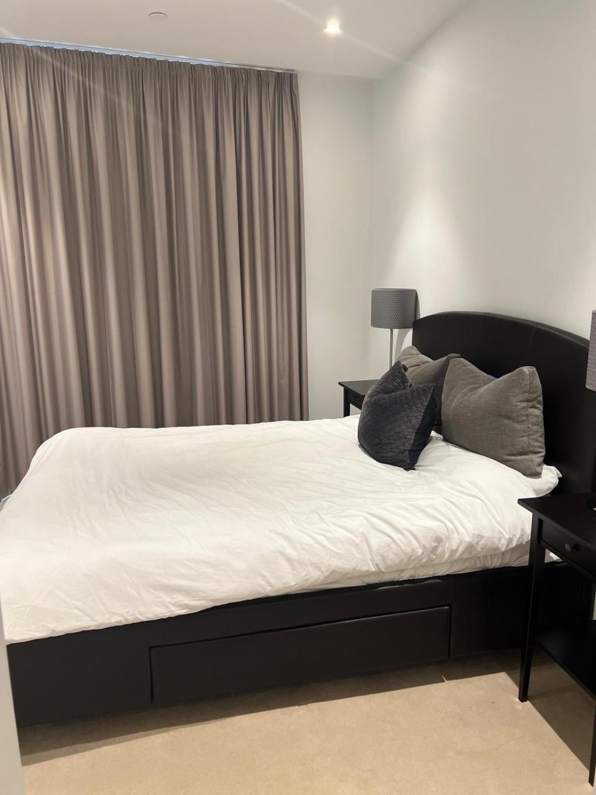 Luxurious 1-bed Flat Close To Canary Wharf Apartment London