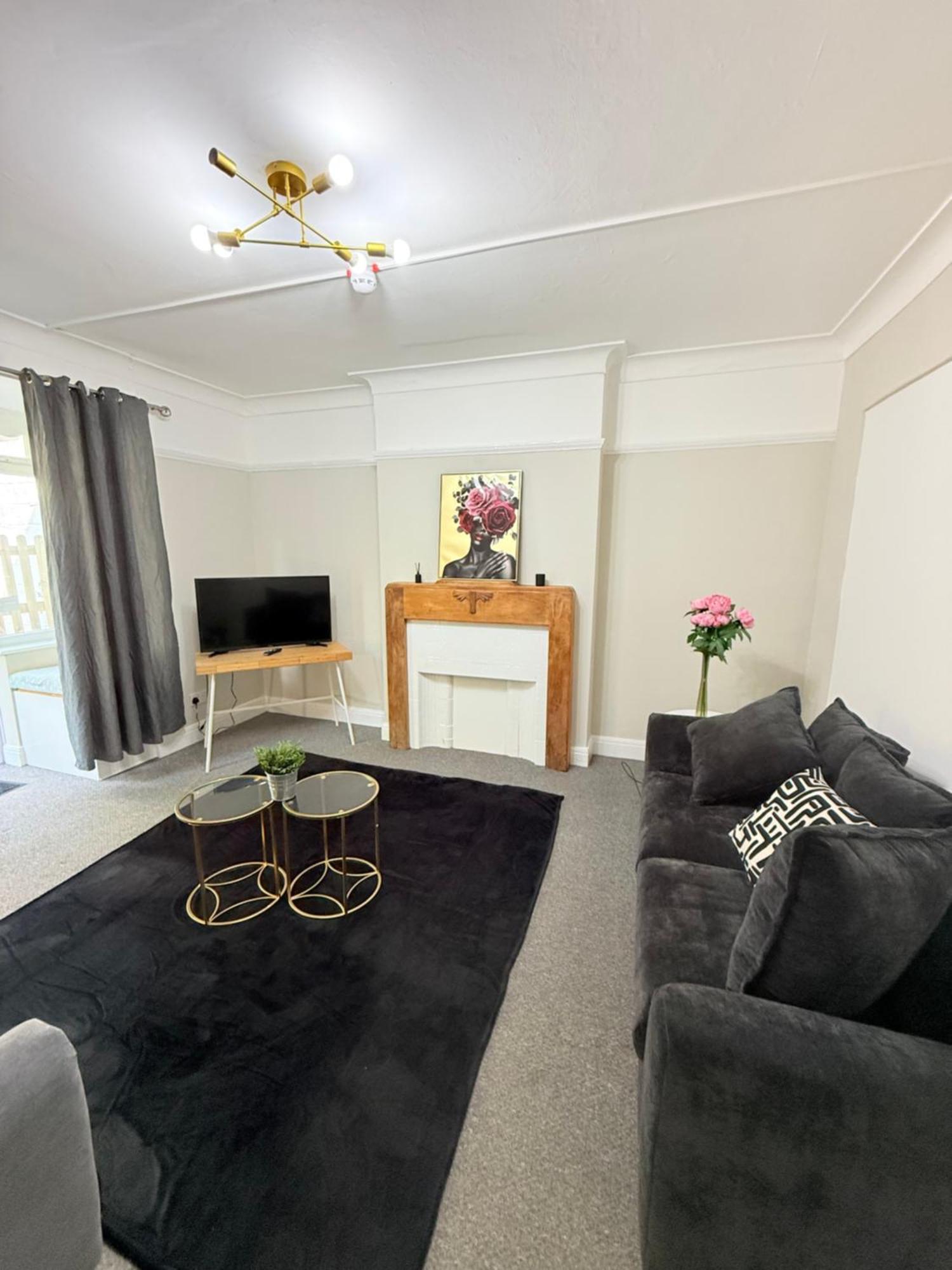 Large 5 Bedroom House Close To Station *