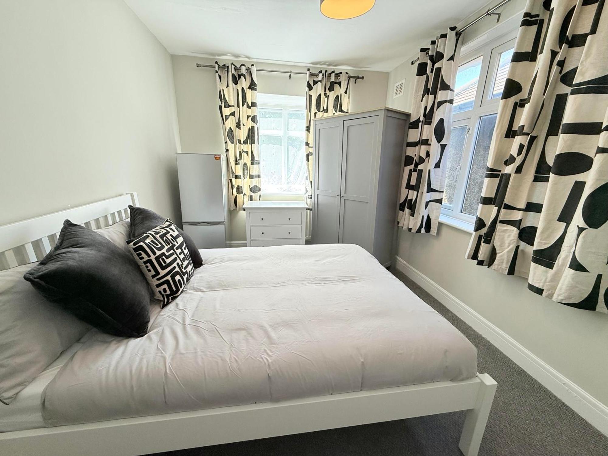 Large 5 Bedroom House Close To Station Apartment
