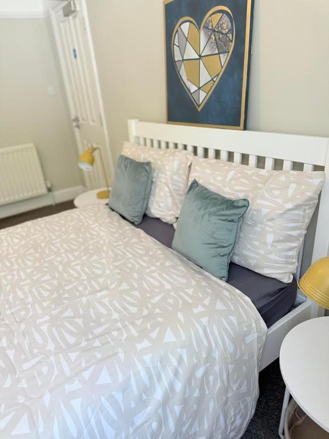 Large 5 Bedroom House Close To Station London