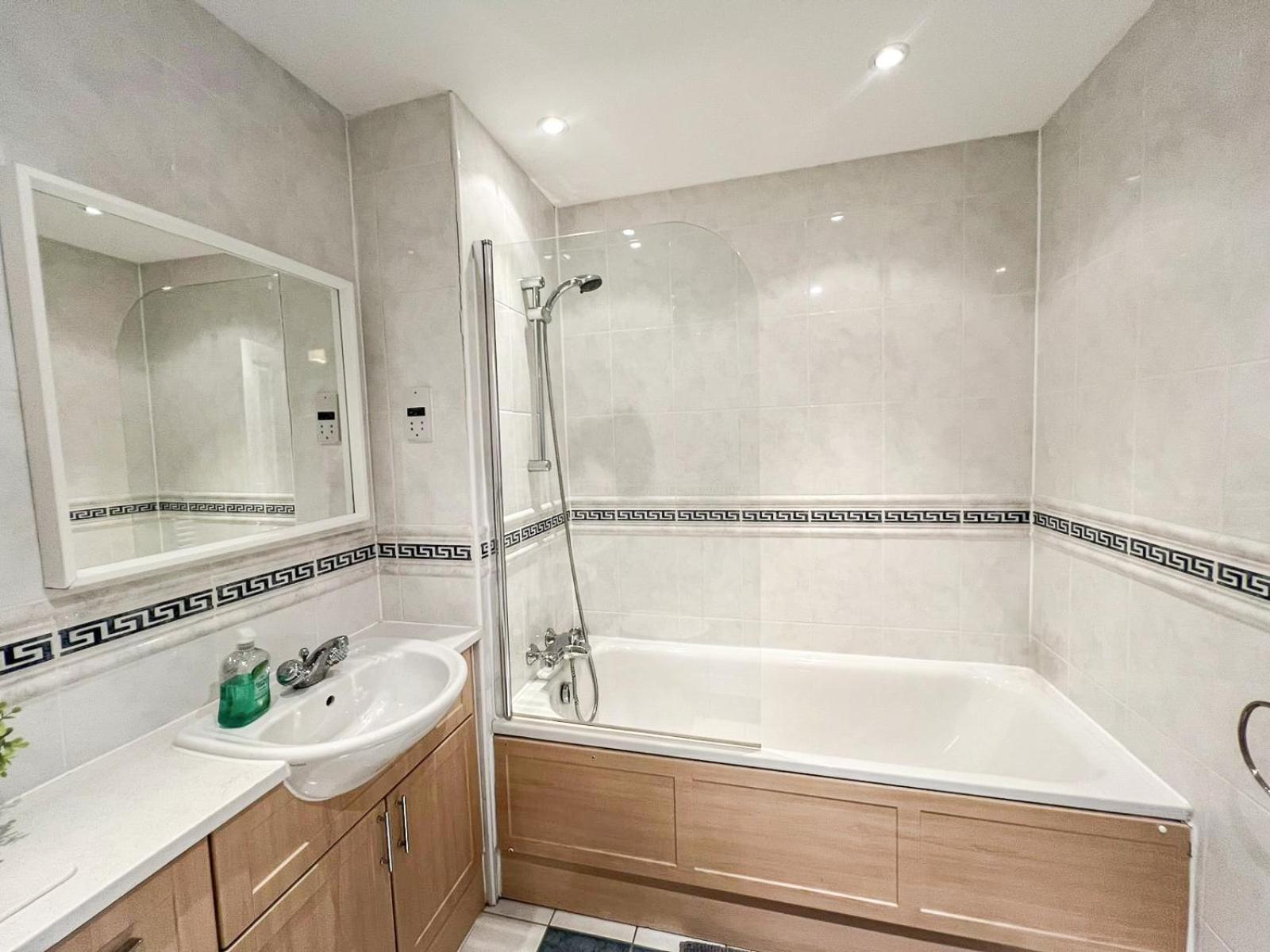 Apartment 3 Bedroom Flat With Free Secured Parking In Borough Near The Shard, Bermondsey