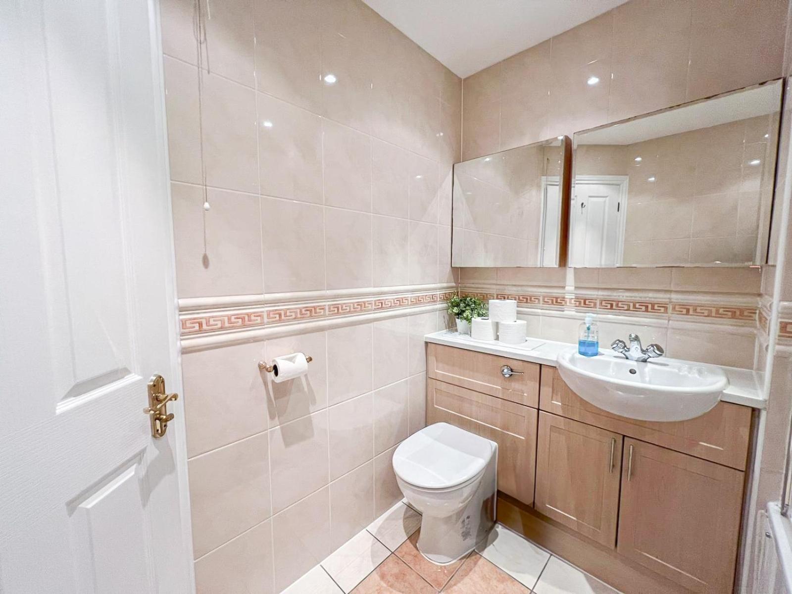 Apartment 3 Bedroom Flat With Free Secured Parking In Borough Near The Shard, Bermondsey