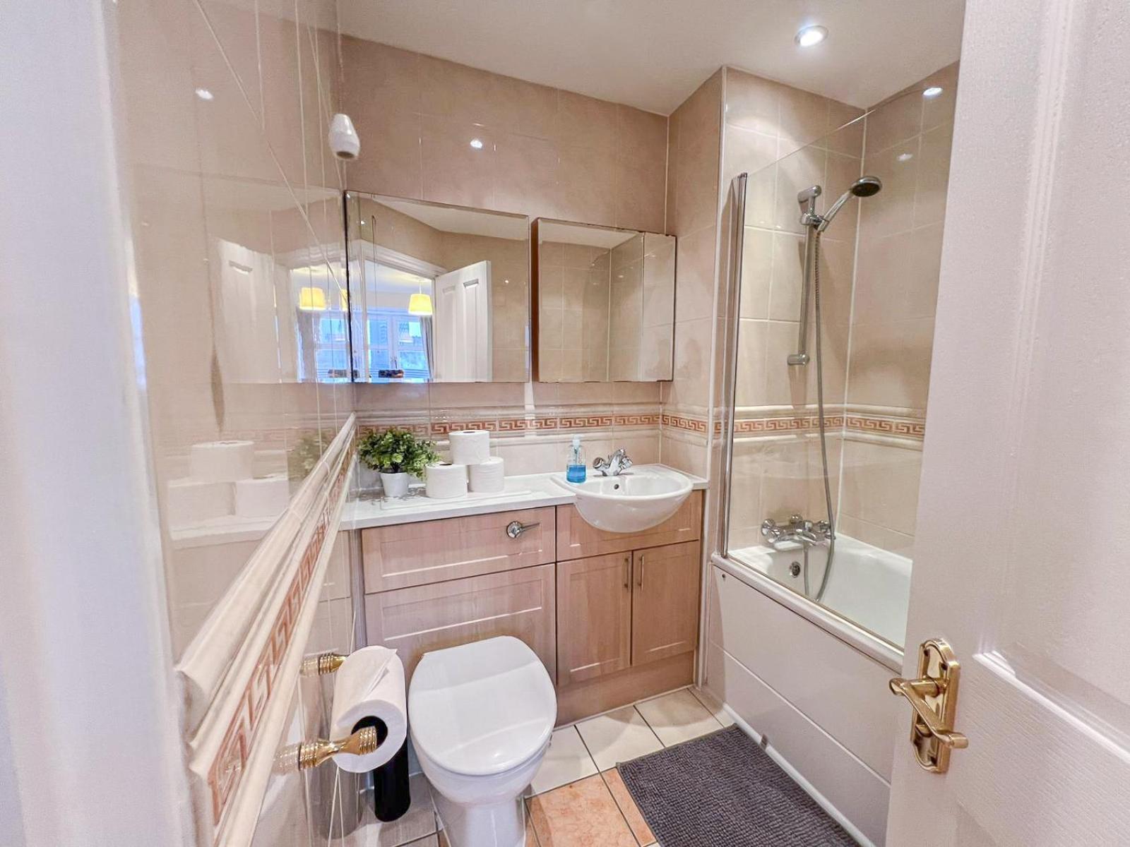 3 Bedroom Flat With Free Secured Parking In Borough Near The Shard, Bermondsey Apartment London