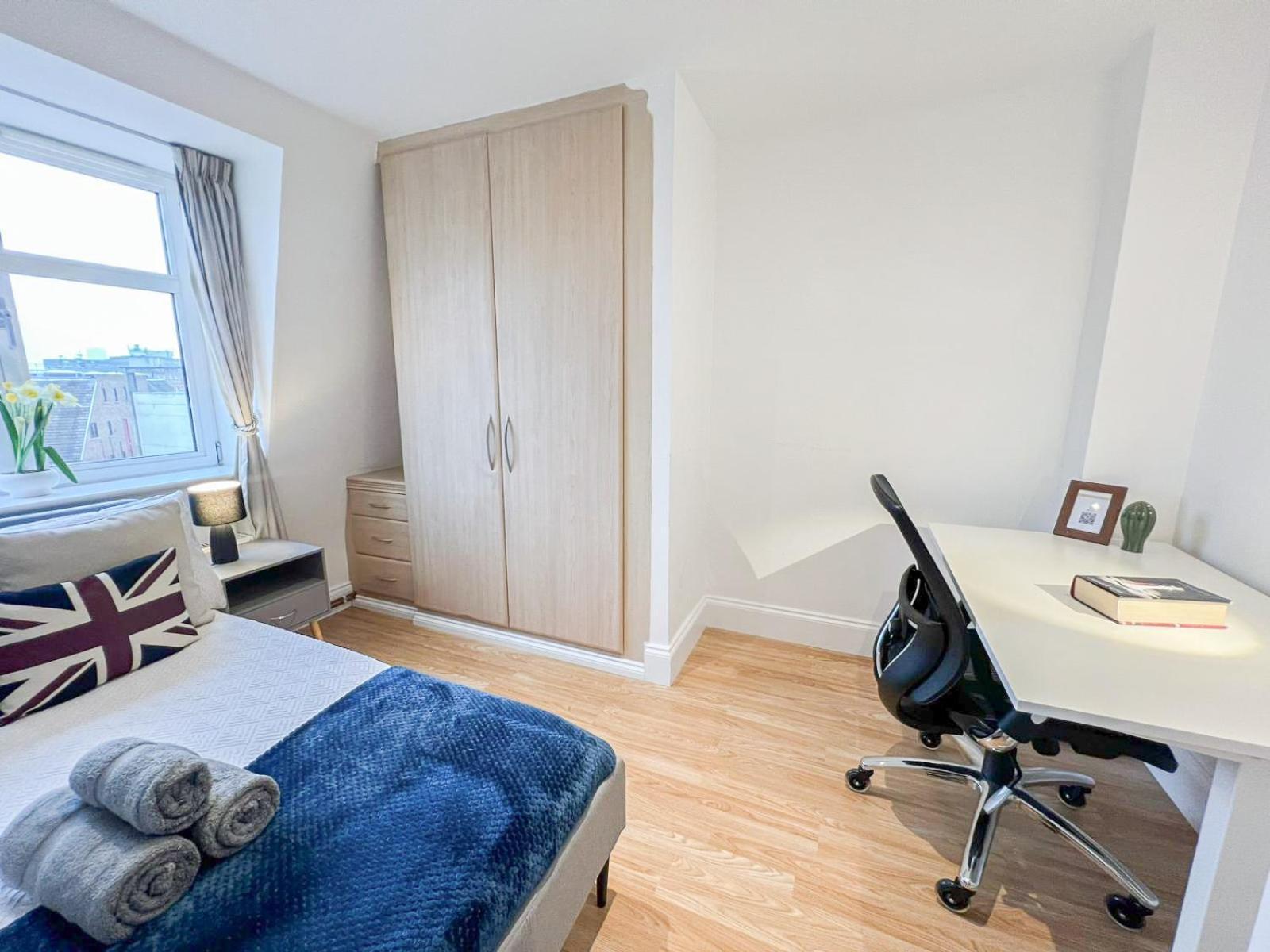 3 Bedroom Flat With Free Secured Parking In Borough Near The Shard, Bermondsey Apartment