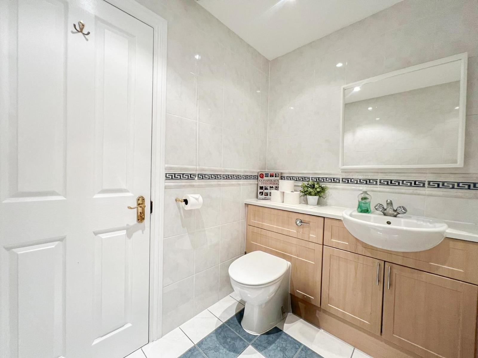 Apartment 3 Bedroom Flat With Free Secured Parking In Borough Near The Shard, Bermondsey