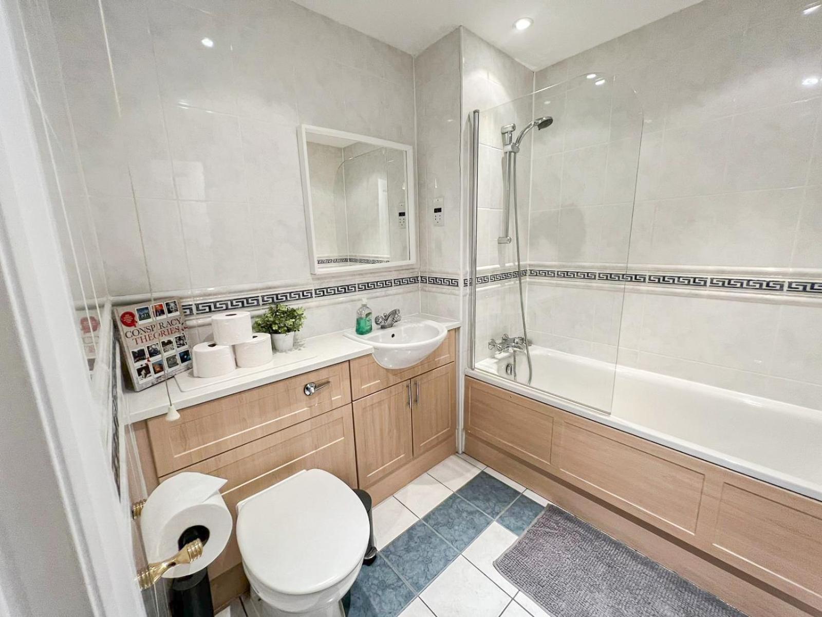 Apartment 3 Bedroom Flat With Free Secured Parking In Borough Near The Shard, Bermondsey *