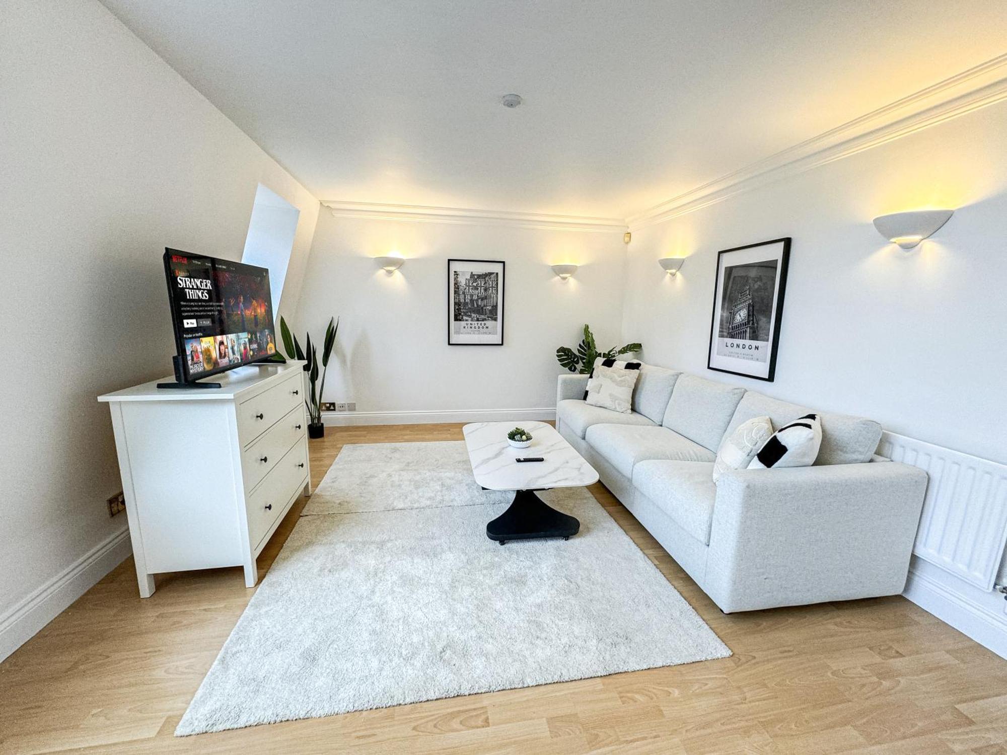 3 Bedroom Flat With Free Secured Parking In Borough Near The Shard, Bermondsey Apartment *
