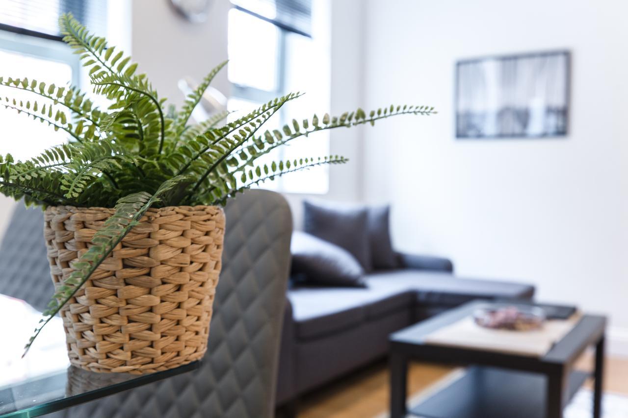 Aldgate Apartment *
