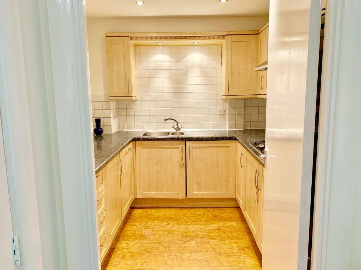 2 Bedrooms Modern Apartment, Full Kitchen, 5 Minutes Tube Station Londres