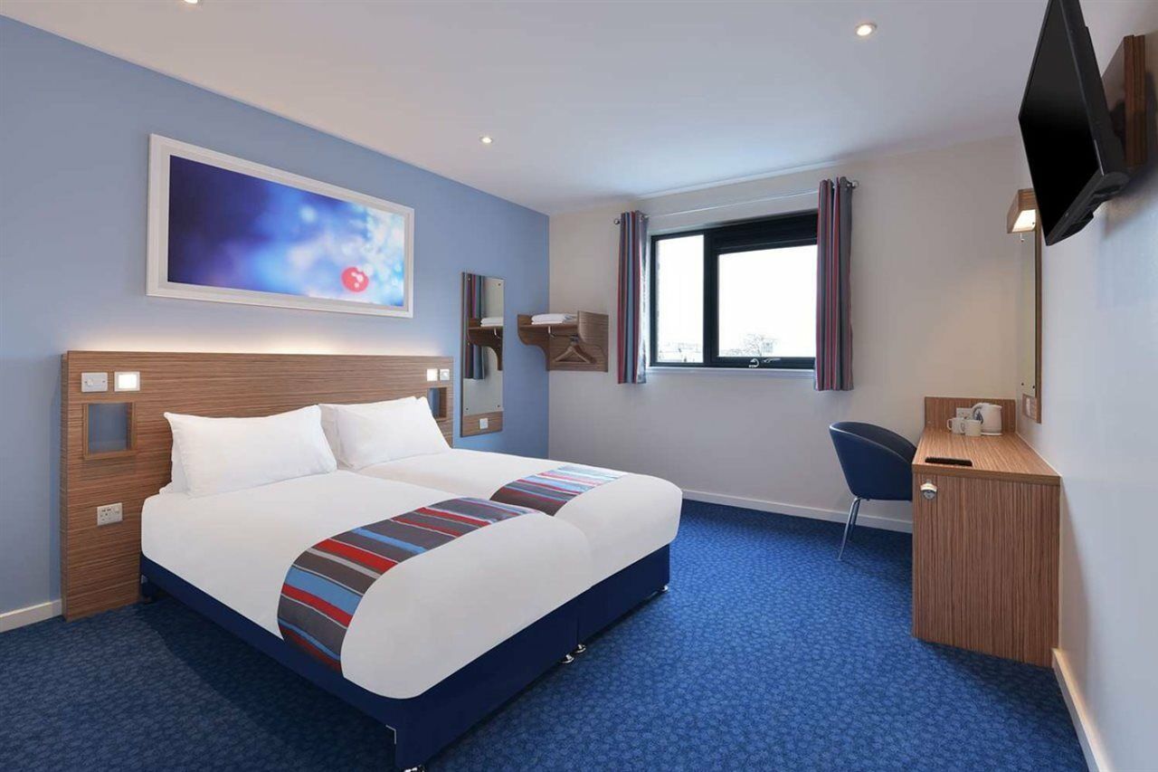 Travelodge Airport 3*