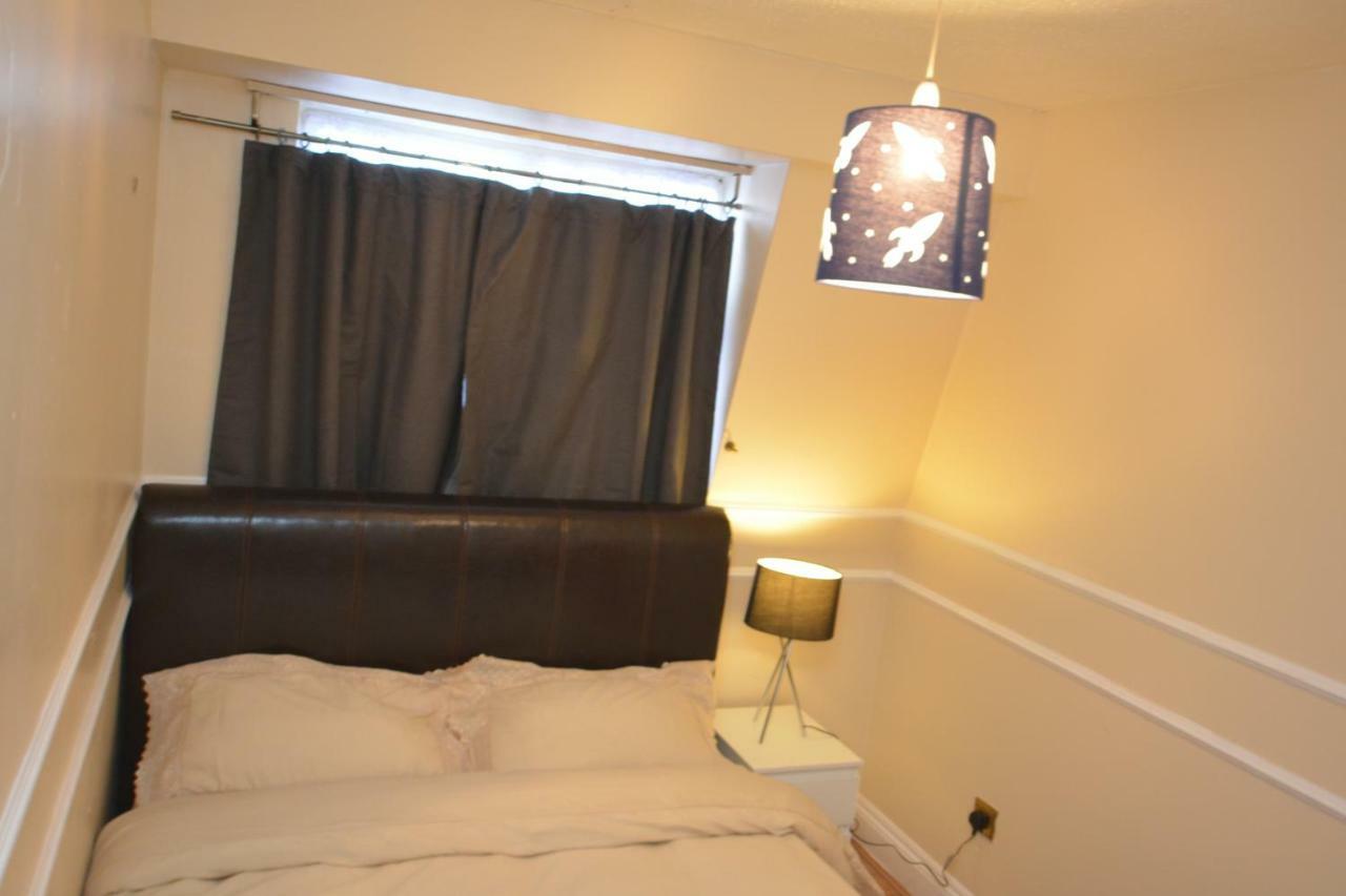 Four Bedroom Townhouse 12 Minutes Walk To Excel Exhibition Centre Сasa de vacaciones *