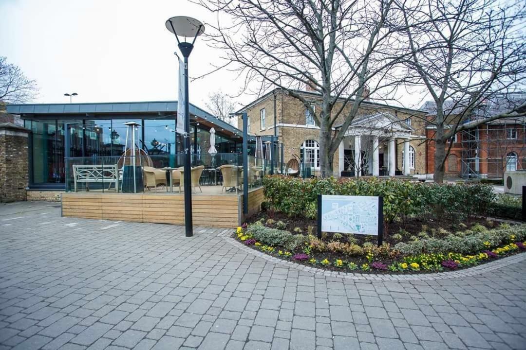 Thames View 2 Bed With Balcony Apartment London