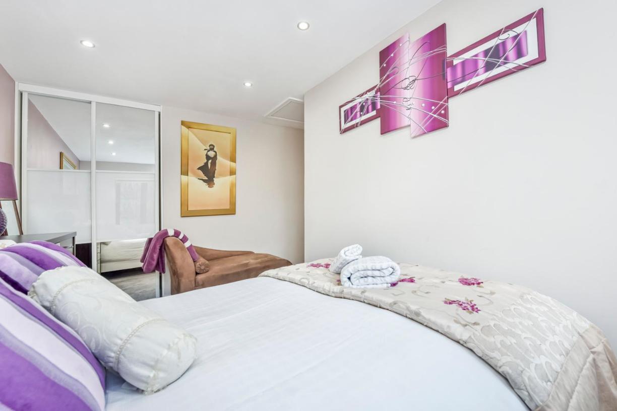 Docklands Stay, In Modern Spacious House - Near Excel Centre, Airport, Uel,sleeps 2 Londen
