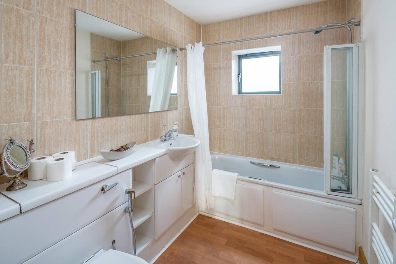 Bright 2 Bed 2 Bath Near Canary Wharf Apartment