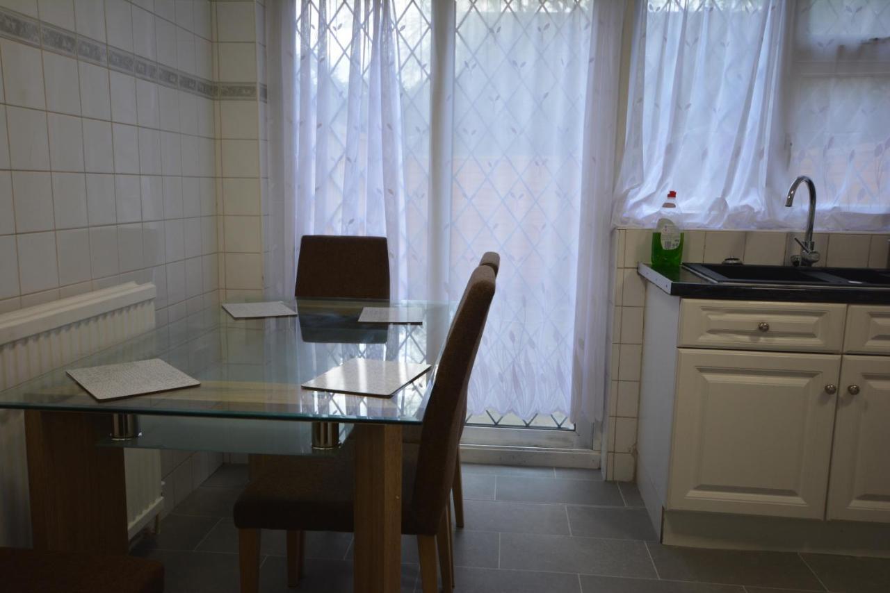 Five Bedroom Townhouse Near Excel Exhibition Centre *