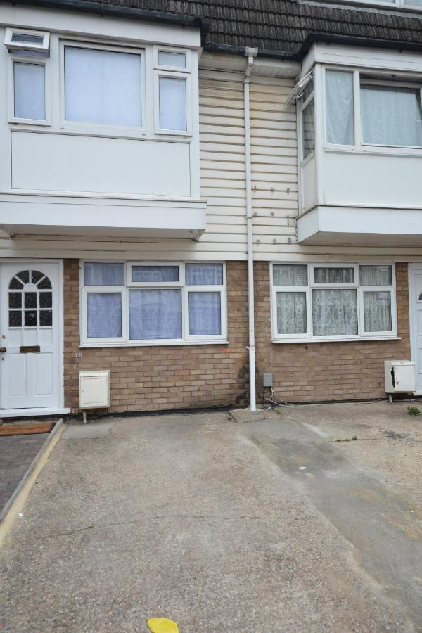 Five Bedroom Townhouse Near Excel Exhibition Centre *