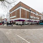 Watford Town Centre, Serviced One Bed Flat With Choice Of King Or Twin Beds, Sleeps Up To 4 Sharing, Free Wifi And Free Movies