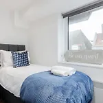 Watford Town Centre, Serviced One Bed Flat With Choice Of King Or Twin Beds, Sleeps Up To 4 Sharing, Free Wifi And Free Movies