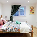 Stylish 2 Bedroom Apartment In The Heart Of Greenwich