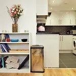 Stylish 2 Bedroom Apartment In The Heart Of Greenwich
