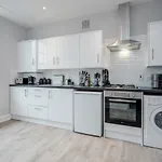Stunning 2 Bedroom Duplex Apt In Center Of Camden!