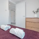 Stunning 2 Bedroom Duplex Apt In Center Of Camden!