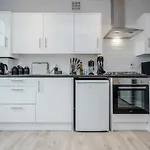 Stunning 2 Bedroom Duplex Apt In Center Of Camden!
