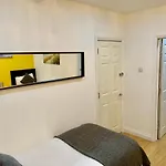 4 Bedrooms, 3 Baths, Full Kitchen&Lounge, Garden, Free Parking