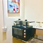 4 Bedrooms, 3 Baths, Full Kitchen&Lounge, Garden, Free Parking