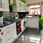4 Bedrooms, 3 Baths, Full Kitchen&Lounge, Garden, Free Parking