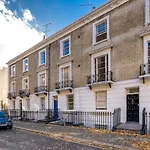 Modern Flat With Patio In Pimlico