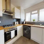 Amazing 3 Bedroom Flat - 4Mins To Tube Station