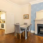 Altido Homely 2-Bed Flat With Courtyard