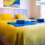 80S Retro 1 Bedroom Serviced Apartment Canary Wharf Perfect For Corporate Business Families & Leisure Guests