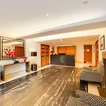 Oyo Cosy Apartment In London With Jacuzzi