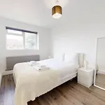 Amazing 3 Bedroom Flat - 4Mins To Tube Station