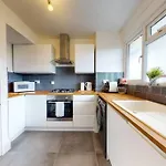 Amazing 3 Bedroom Flat - 4Mins To Tube Station